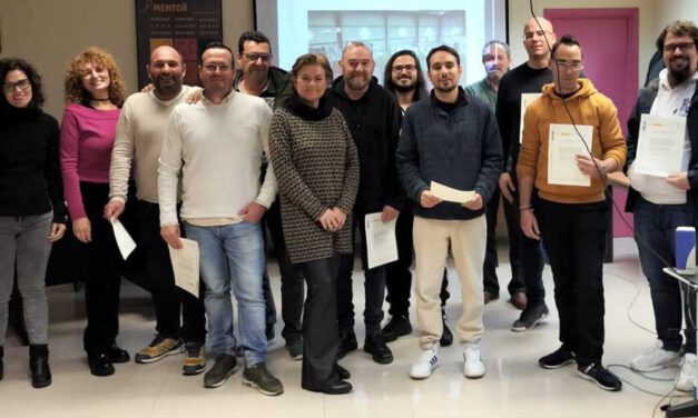 El Ayuntamiento entrega sus diplomas a los alumnos del curso de "Montaje y mantenimiento de instalaciones solares térmicas"