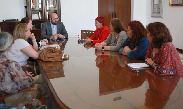 El Ayuntamiento inicia conversaciones para mejorar el Servicio de Ayuda a Domicilio
