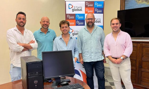 La Hermandad del Carmen recibe un equipo informático donado por la empresa municipal El Puerto Global