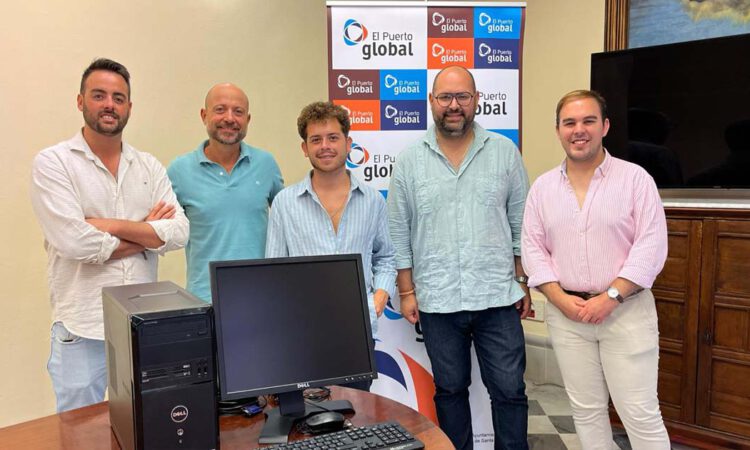 La Hermandad del Carmen recibe un equipo informático donado por la empresa municipal El Puerto Global