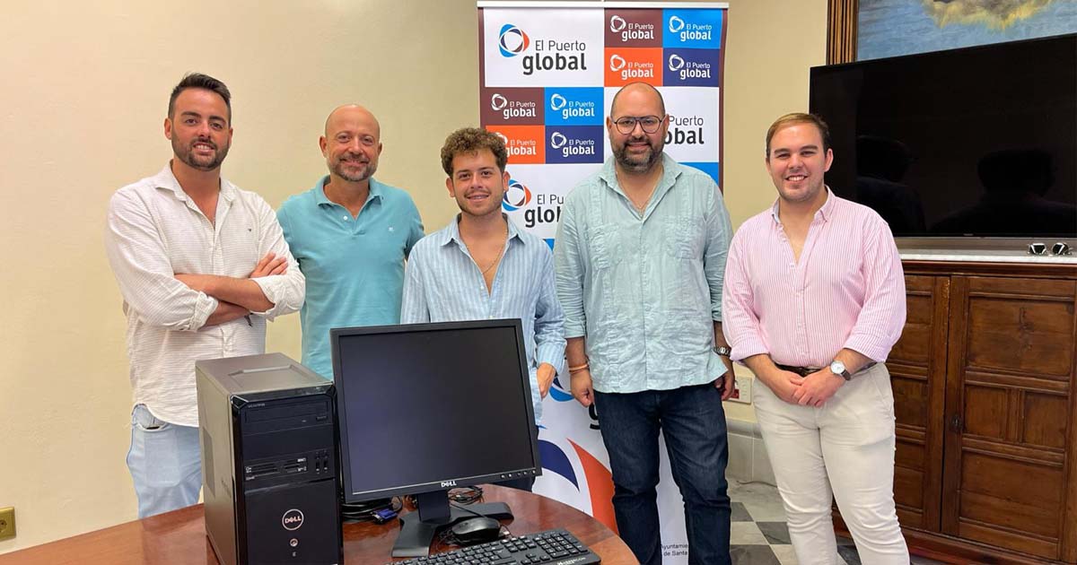 La Hermandad del Carmen recibe un equipo informático donado por la empresa municipal El Puerto Global