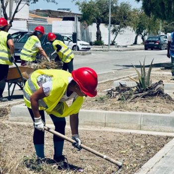 El Poblado de Doña Blanca mejora acerados, aparcamientos y espacios públicos con una nueva fase del PFEA