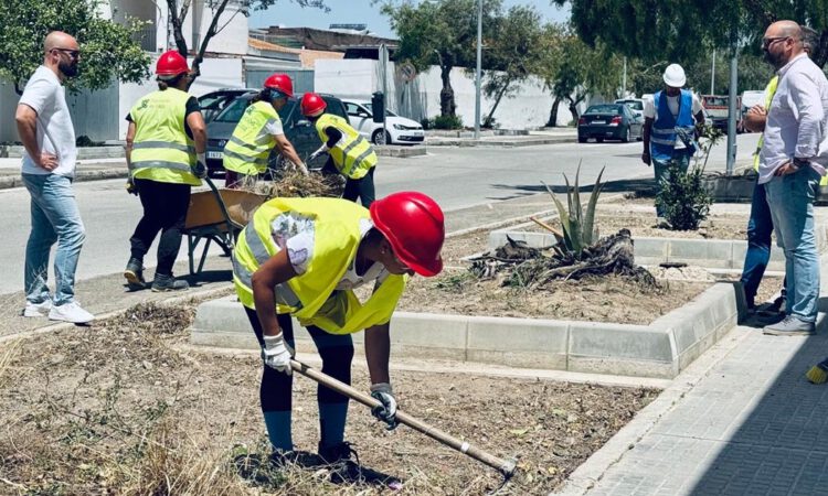 El Poblado de Doña Blanca mejora acerados, aparcamientos y espacios públicos con una nueva fase del PFEA