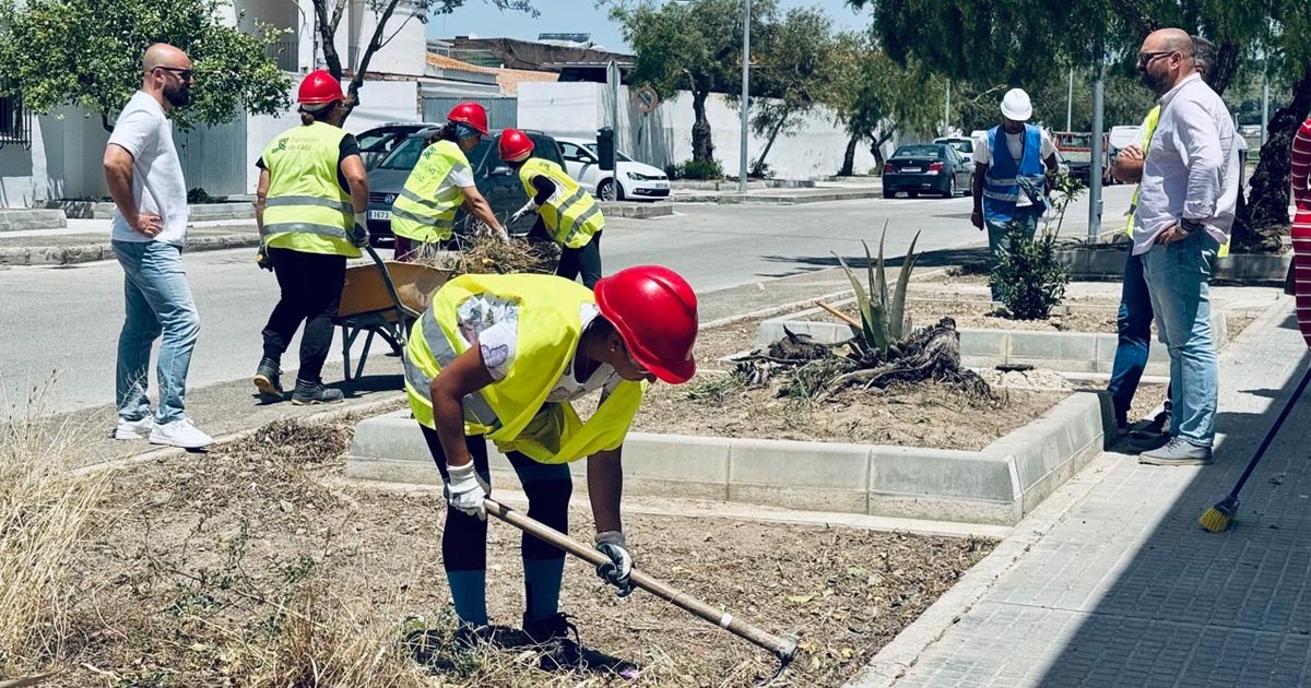 El Poblado de Doña Blanca mejora acerados, aparcamientos y espacios públicos con una nueva fase del PFEA