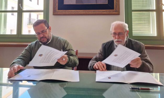 El legado bibliográfico de José Luis Tejada pasa a manos municipales con más de 6.000 volúmenes