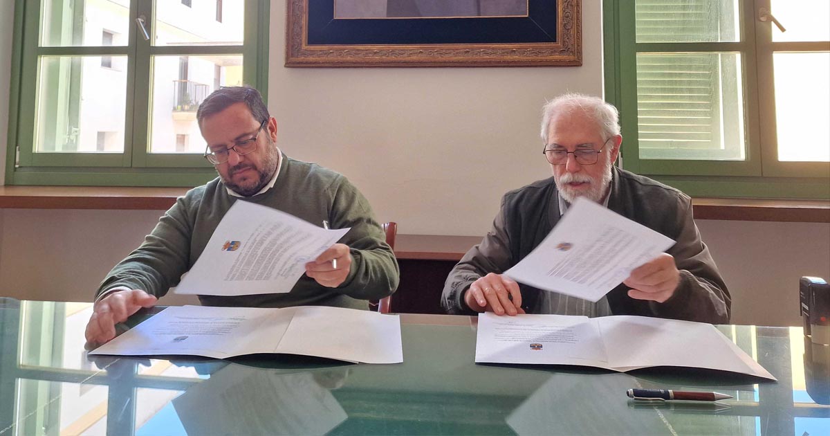 El legado bibliográfico de José Luis Tejada pasa a manos municipales con más de 6.000 volúmenes