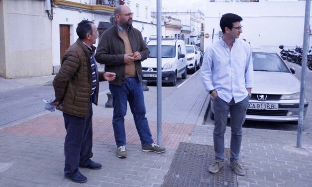 Los vecinos de la barriada de Durango trasladan sus demandas de mejora en servicios básicos