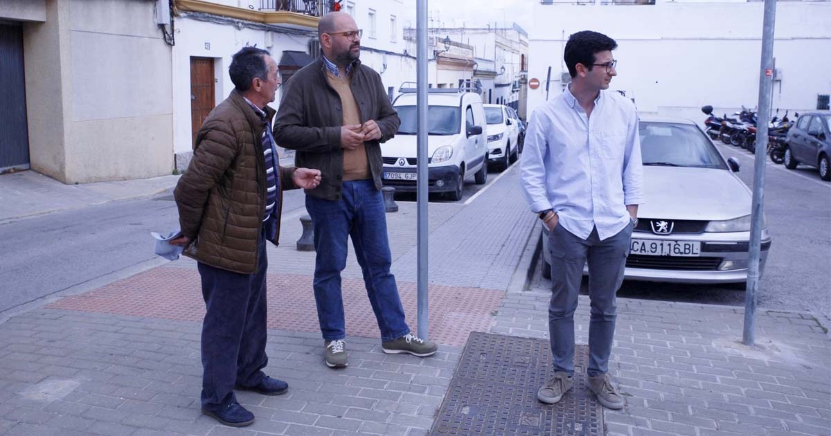 Los vecinos de la barriada de Durango trasladan sus demandas de mejora en servicios básicos