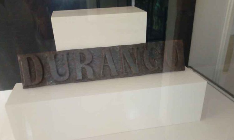 Un rótulo de la calle Durango realizado en hierro fundido, nueva pieza del mes