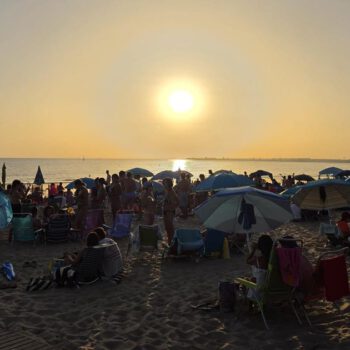 El eclipse reúne a miles de personas en las playas de El Puerto