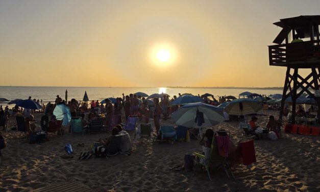 El eclipse reúne a miles de personas en las playas de El Puerto