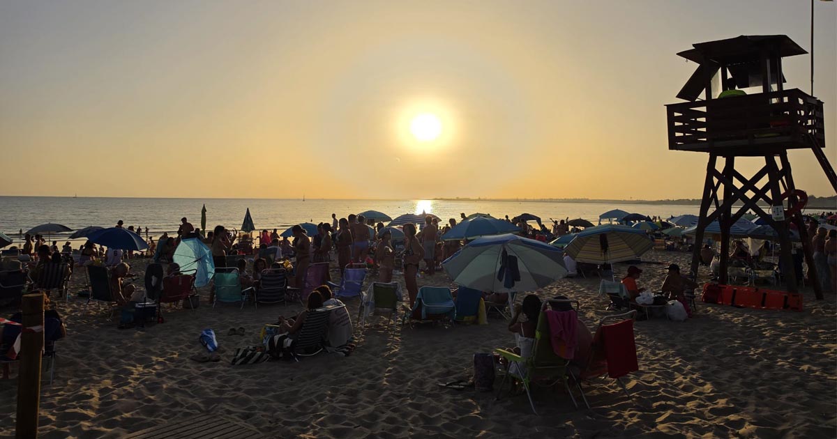 El eclipse reúne a miles de personas en las playas de El Puerto