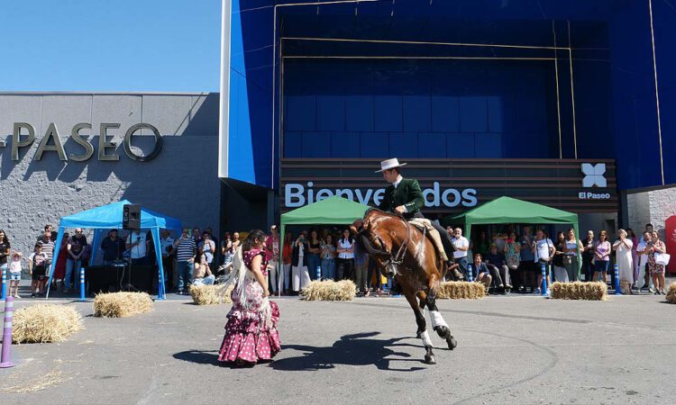 El ambiente de Feria llega a El Paseo con un espectáculo ecuestre y un venenciador