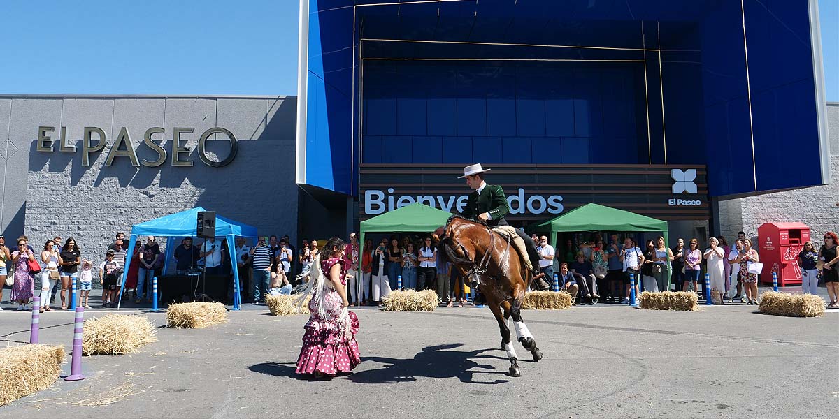 El ambiente de Feria llega a El Paseo con un espectáculo ecuestre y un venenciador