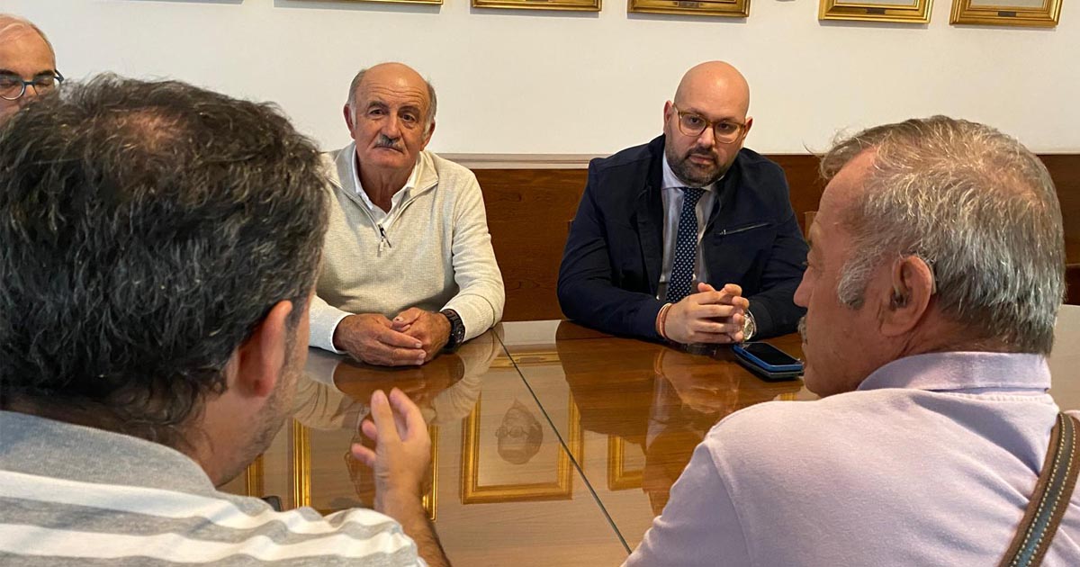 El Ayuntamiento se reúne con la Comunidad de Regantes de Doña Blanca por los problemas en la calidad del agua