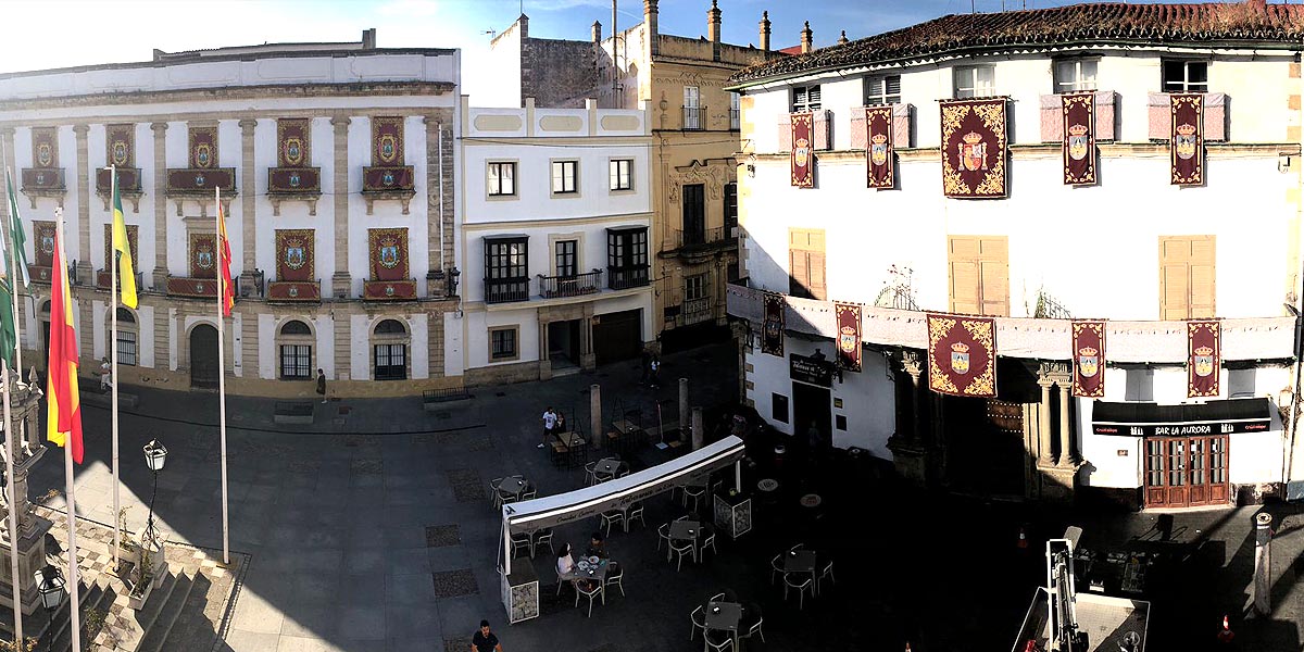 La Plaza de España se engalana con motivo de la celebración del Corpus