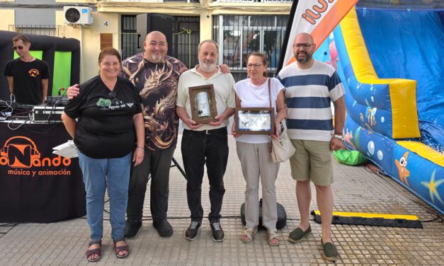 La Fiesta del Tejar reúne a numerosos vecinos en una tarde de convivencia en la Plaza de los Claveles