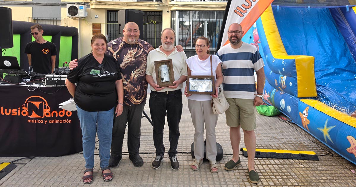 La Fiesta del Tejar reúne a numerosos vecinos en una tarde de convivencia en la Plaza de los Claveles