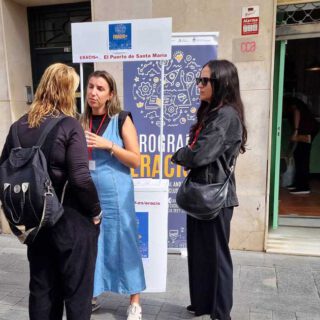 Un stand informa en la calle Yerba sobre el programa ERACIS+