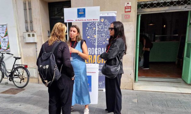 Un stand informa en la calle Yerba sobre el programa ERACIS+