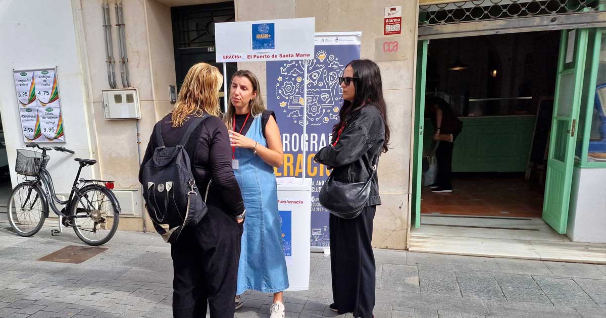 Un stand informa en la calle Yerba sobre el programa ERACIS+