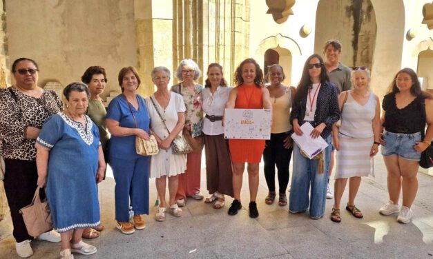 Alumnos del IES Santo Domingo y participantes de Eracis+ descubren la historia de El Puerto en El Hospitalito