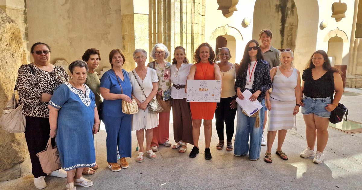 Alumnos del IES Santo Domingo y participantes de Eracis+ descubren la historia de El Puerto en El Hospitalito