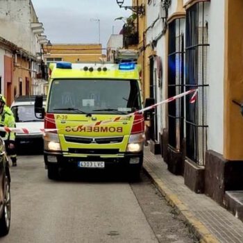Desalojada una familia en la calle Espelete por el derrumbe parcial de un muro