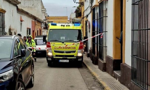 Desalojada una familia en la calle Espelete por el derrumbe parcial de un muro