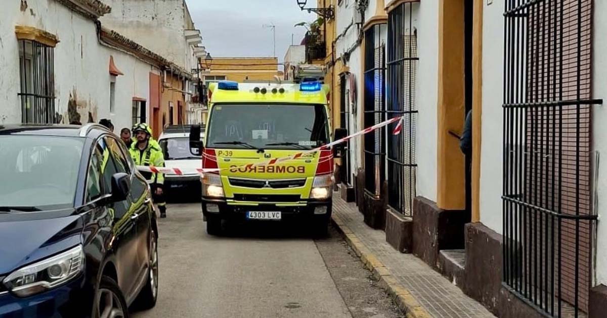 Desalojada una familia en la calle Espelete por el derrumbe parcial de un muro