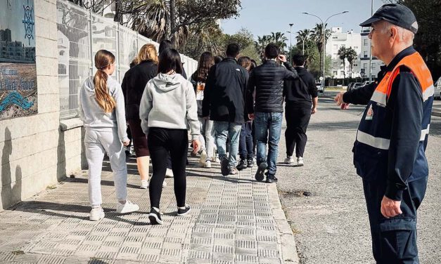 Cerca de 300 alumnos participan en un simulacro de evacuación por tsunami en el IES Valdelagrana