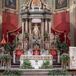 Fiestas exorna el altar mayor de la Basílica con una ornamentación floral especial