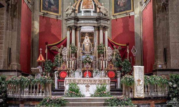Fiestas exorna el altar mayor de la Basílica con una ornamentación floral especial