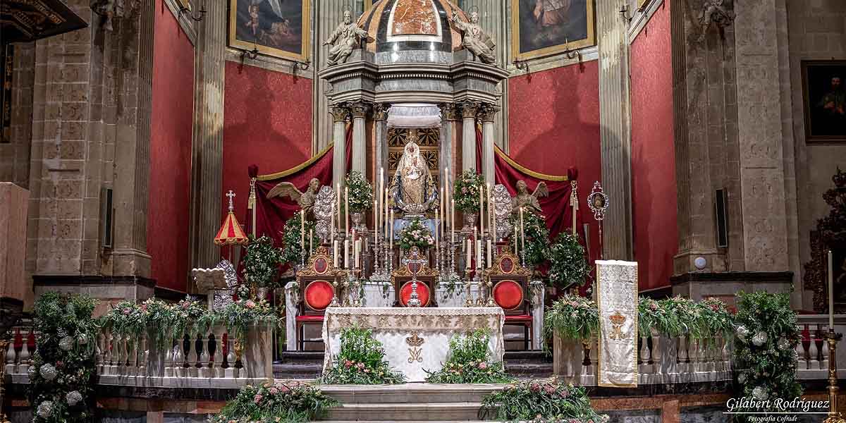 Fiestas exorna el altar mayor de la Basílica con una ornamentación floral especial