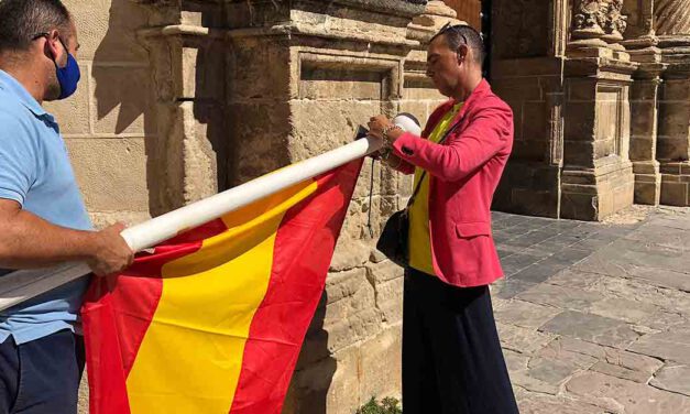 El Puerto comienza a instalar el exorno del centro para dar la bienvenida a su Patrona