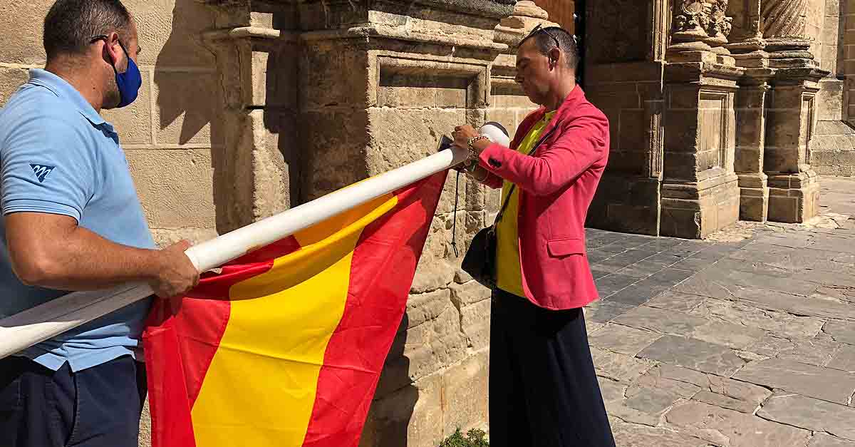El Puerto comienza a instalar el exorno del centro para dar la bienvenida a su Patrona