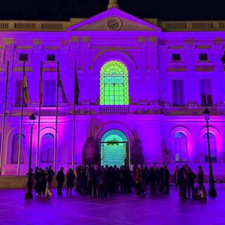 El Puerto conmemora el Día Mundial contra el Cáncer de Mama iluminando la fachada del Ayuntamiento de rosa