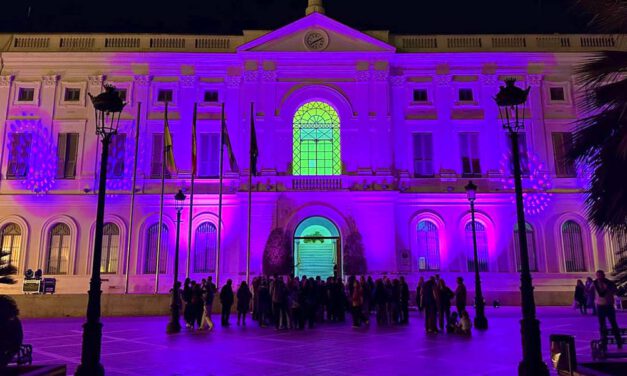 El Puerto conmemora el Día Mundial contra el Cáncer de Mama iluminando la fachada del Ayuntamiento de rosa