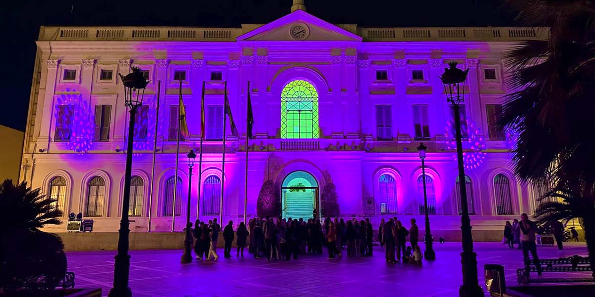 El Puerto conmemora el Día Mundial contra el Cáncer de Mama iluminando la fachada del Ayuntamiento de rosa