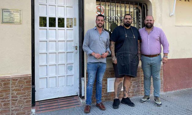 Alejandro Martín celebra el cuarto aniversario de su barbería