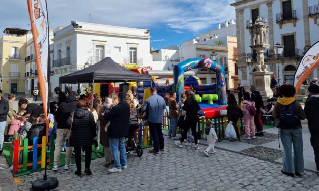 La Plaza de España se llena de familias en una animada fiesta infantil pese al tiempo inestable
