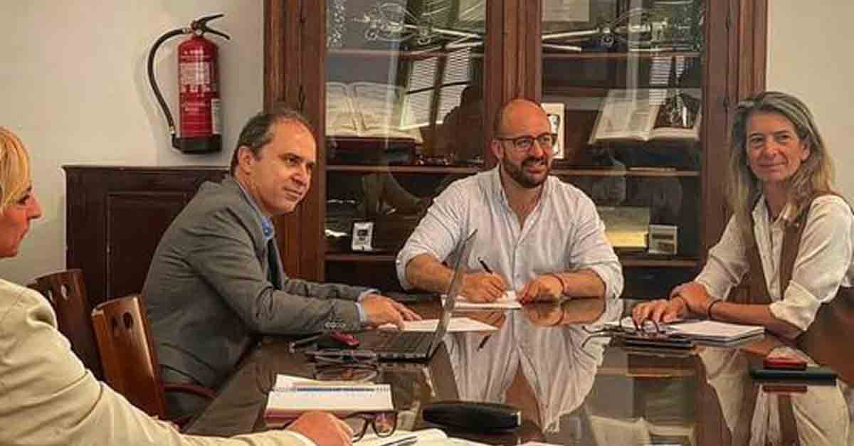 Beardo firma el contrato para la redacción del avance del nuevo PGOU