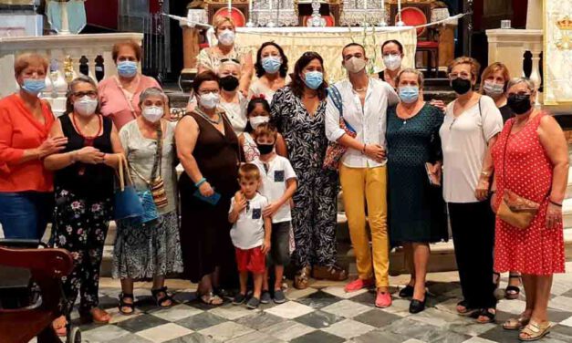 Calleja acompaña a la AAVV Virgen de los Milagros en su primera ofrenda floral a la Patrona
