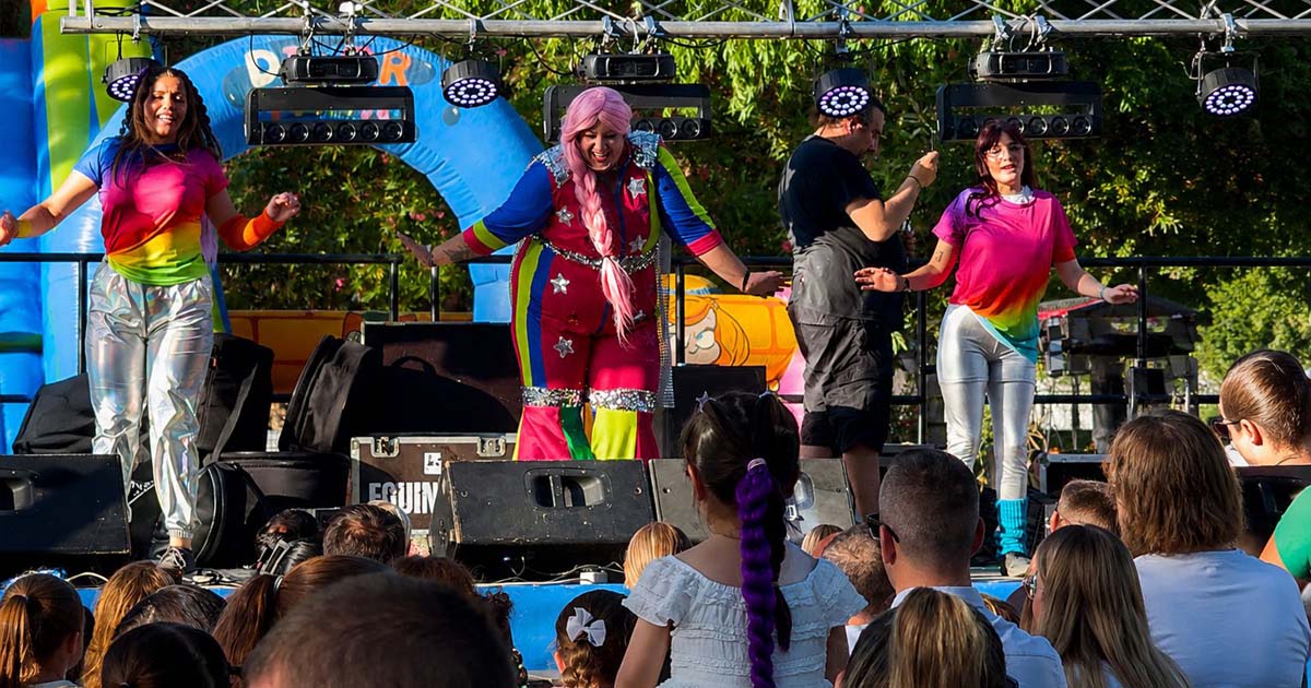 Miles de personas llenan el Parque de la Victoria durante el festival gastronómico FoodtruckPlanet