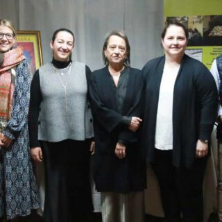El foro cofrade sobre el papel de la mujer en la Semana Santa congrega a un nutrido público y genera un intenso debate