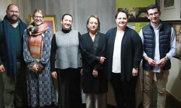 El foro cofrade sobre el papel de la mujer en la Semana Santa congrega a un nutrido público y genera un intenso debate