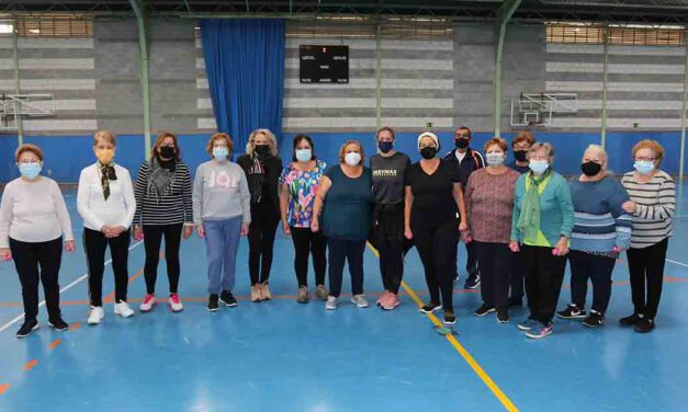 Cerca de 200 mayores se dan cita en el Pabellón Jóvenes Portuenses para ponerse en forma