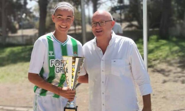 Andrea Caro, central del Real Betis femenino, es homenajeada en El Puerto por su brillante trayectoria