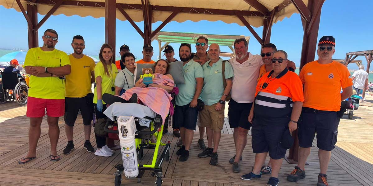 El Puerto colabora para que una mujer con movilidad reducida cumpla su sueño de volver al mar