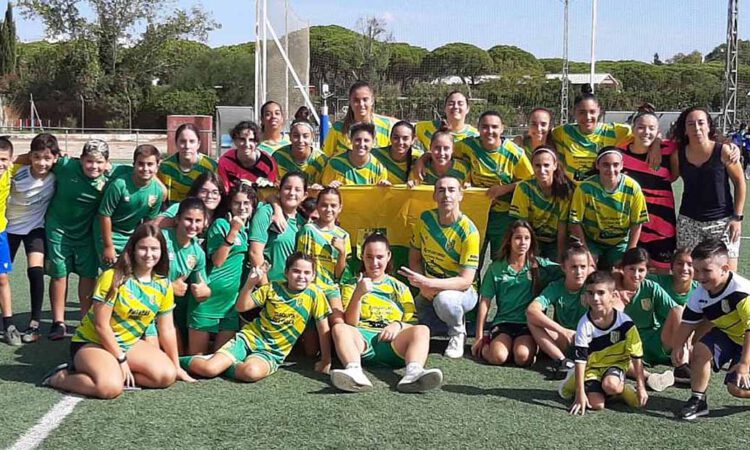 Calleja realiza el saque de honor en el partido de fútbol femenino entre el CD SAFA San Luis y el CF Algeciras